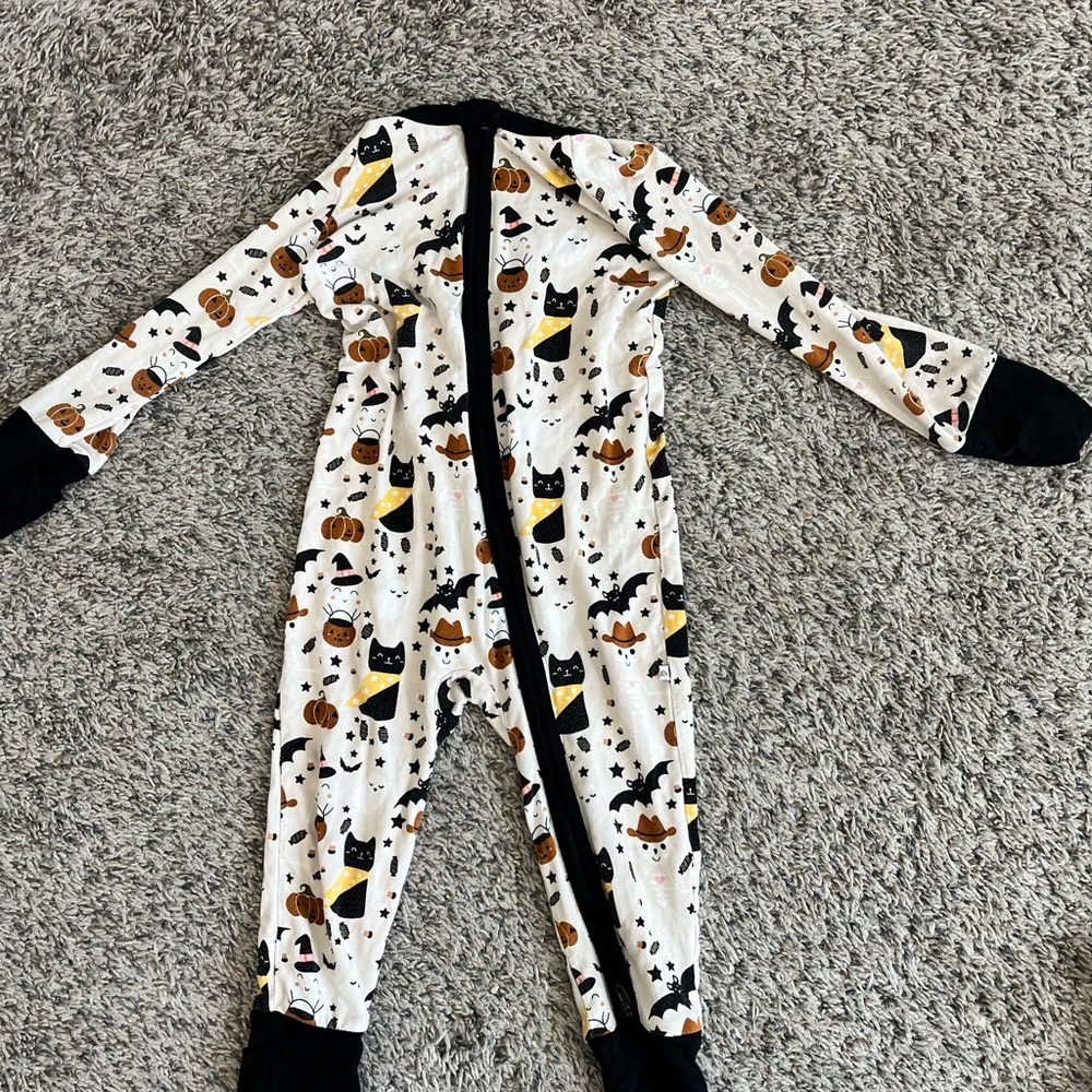 Worn Emerson & friends Spooky Cute Halloween Beige Bamboo Baby Pajama 18-24 m.